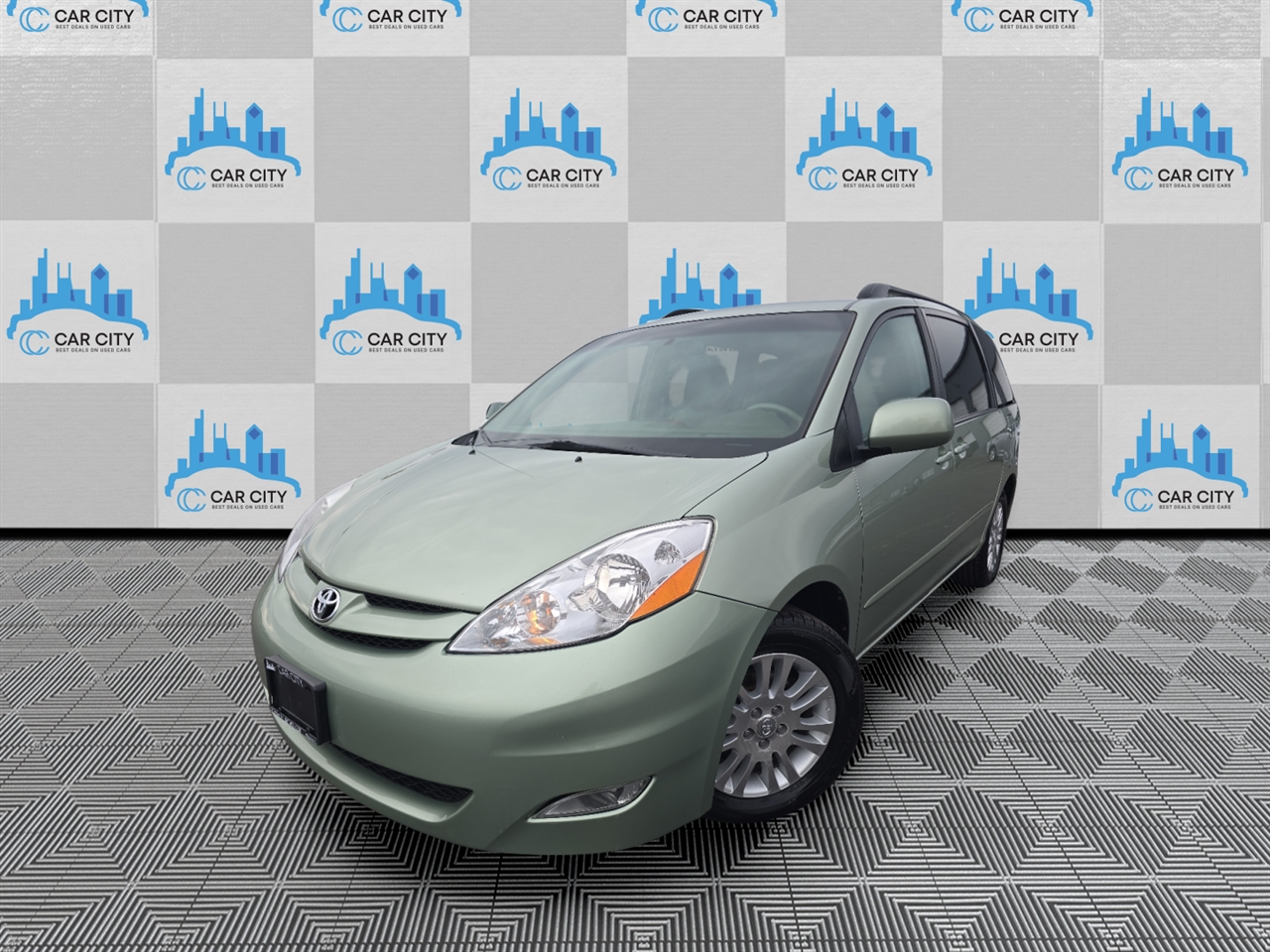 Toyota Sienna XLE FWD 2010