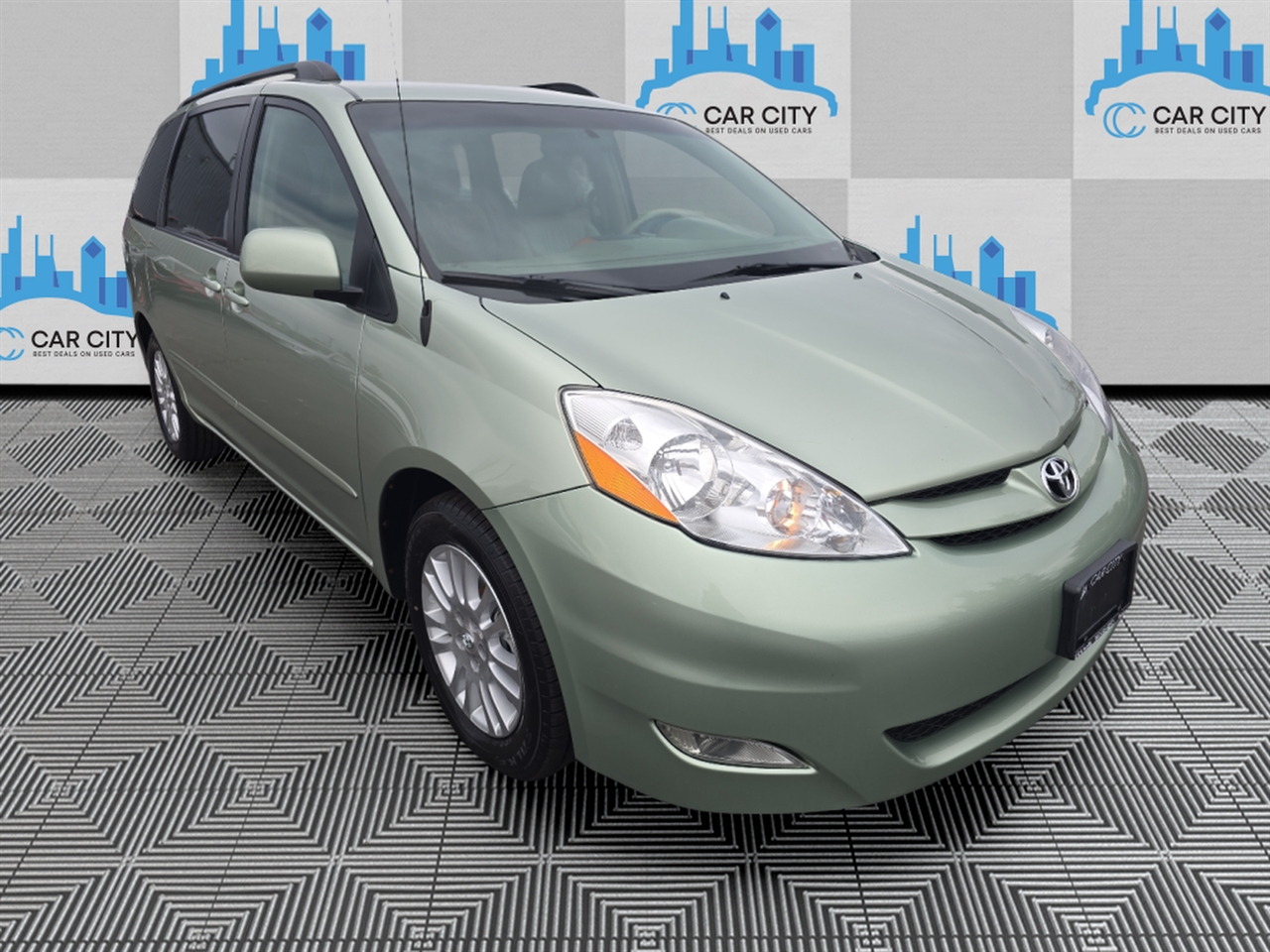 Toyota Sienna XLE FWD 2010