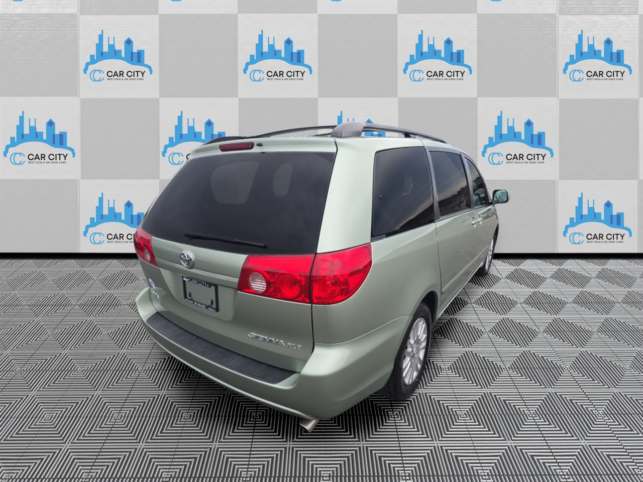 Toyota Sienna XLE FWD 2010