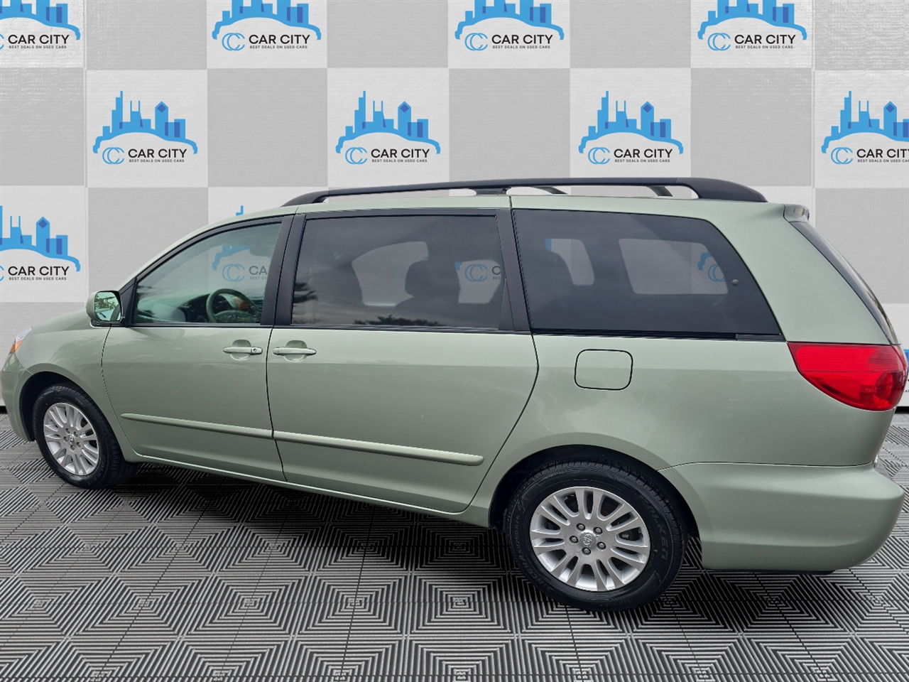 Toyota Sienna XLE FWD 2010