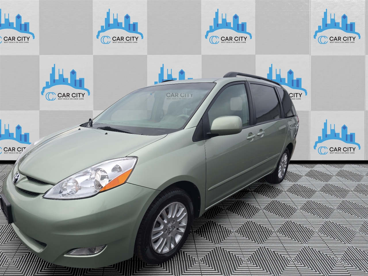 Toyota Sienna XLE FWD 2010