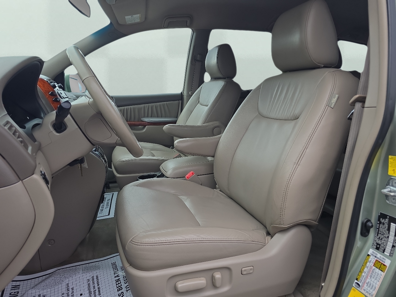 Toyota Sienna XLE FWD 2010