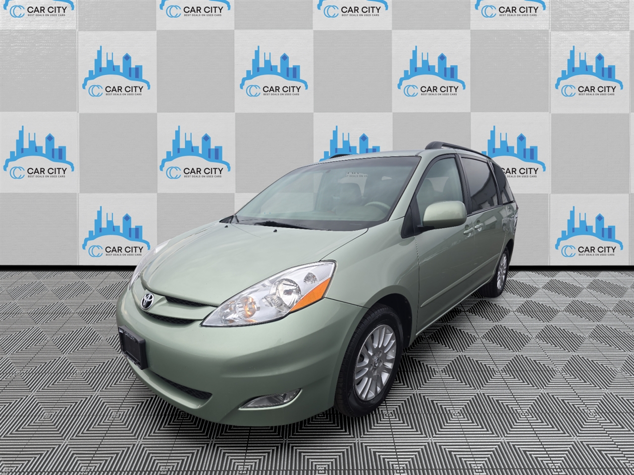 Toyota Sienna XLE FWD 2010