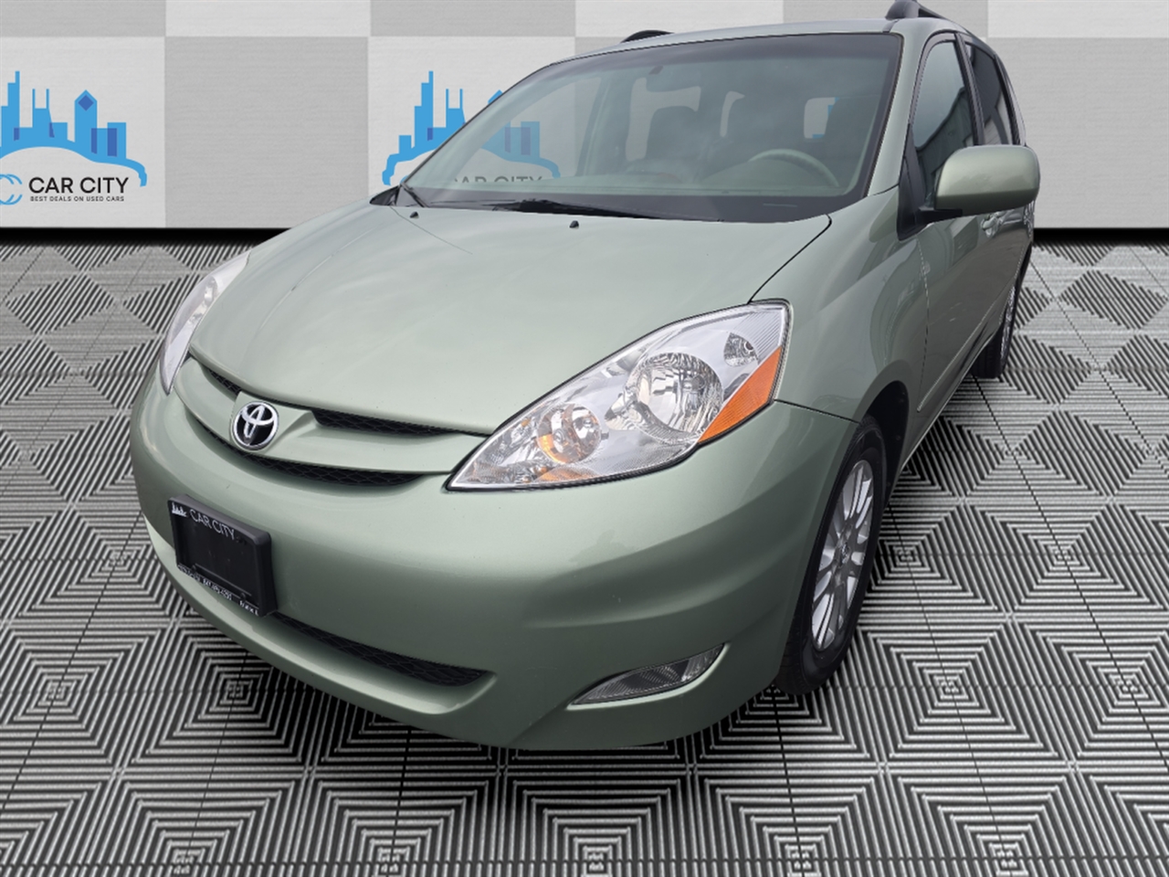 Toyota Sienna XLE FWD 2010