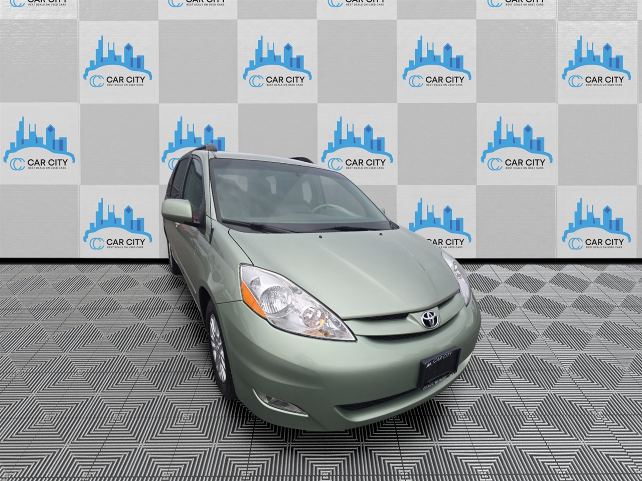 Toyota Sienna XLE FWD 2010