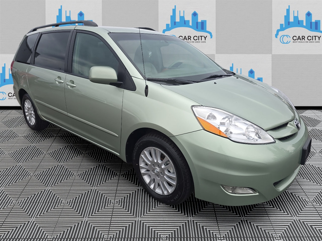 Toyota Sienna XLE FWD 2010