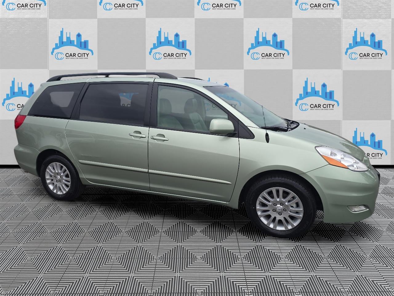 Toyota Sienna XLE FWD 2010