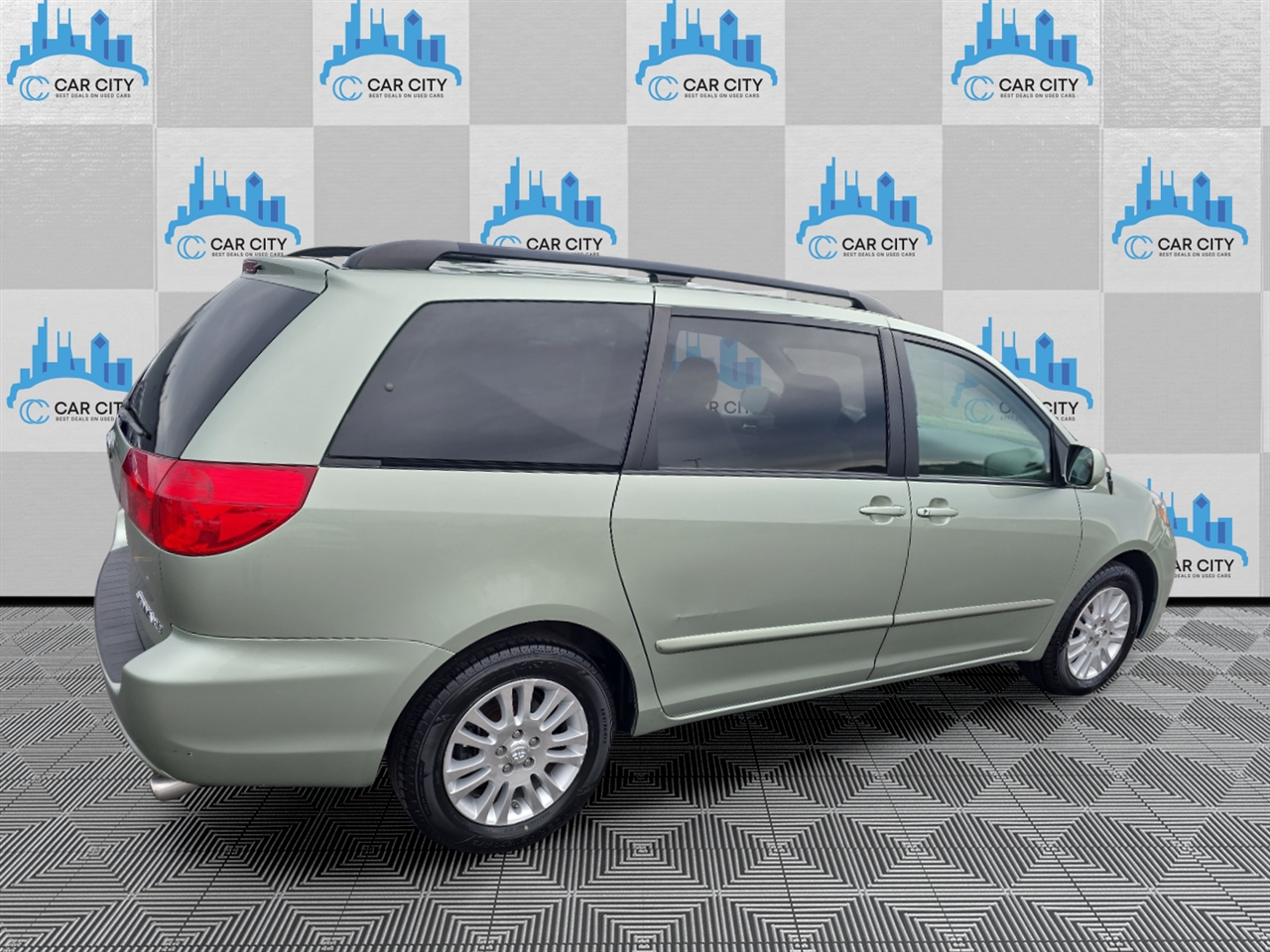 Toyota Sienna XLE FWD 2010