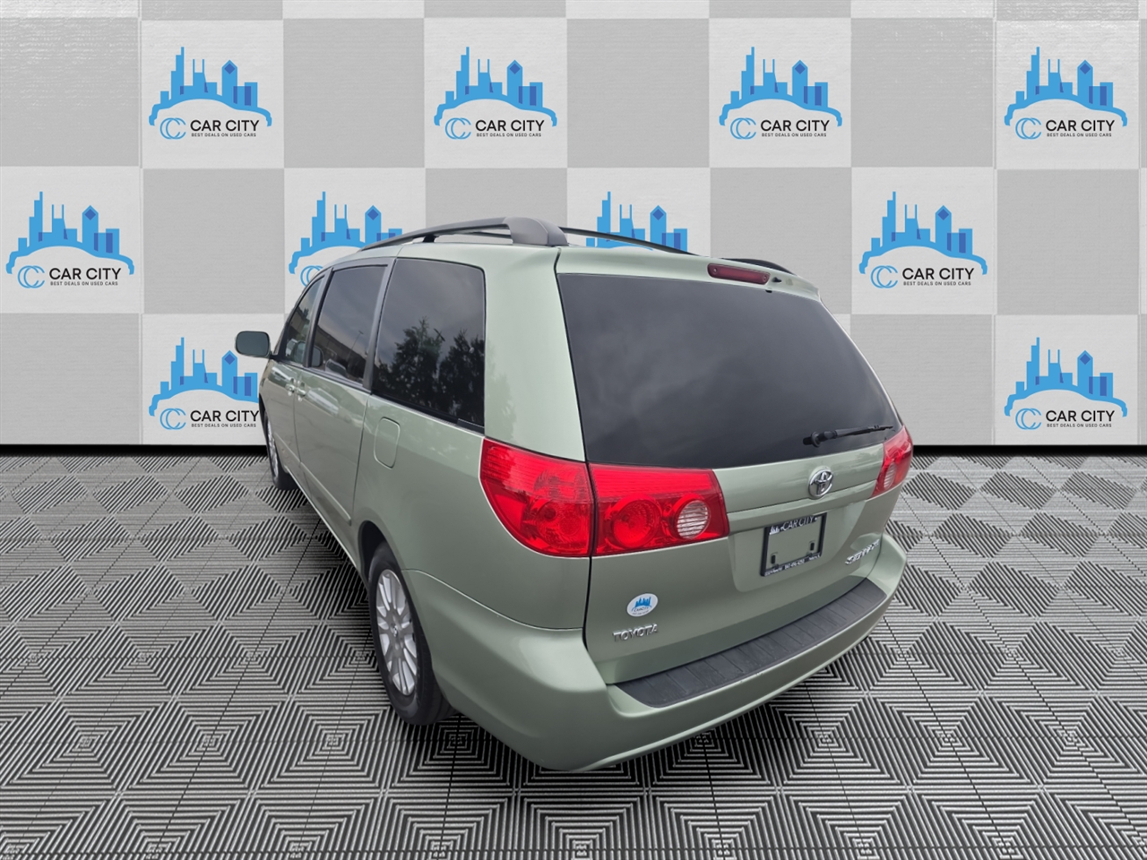 Toyota Sienna XLE FWD 2010
