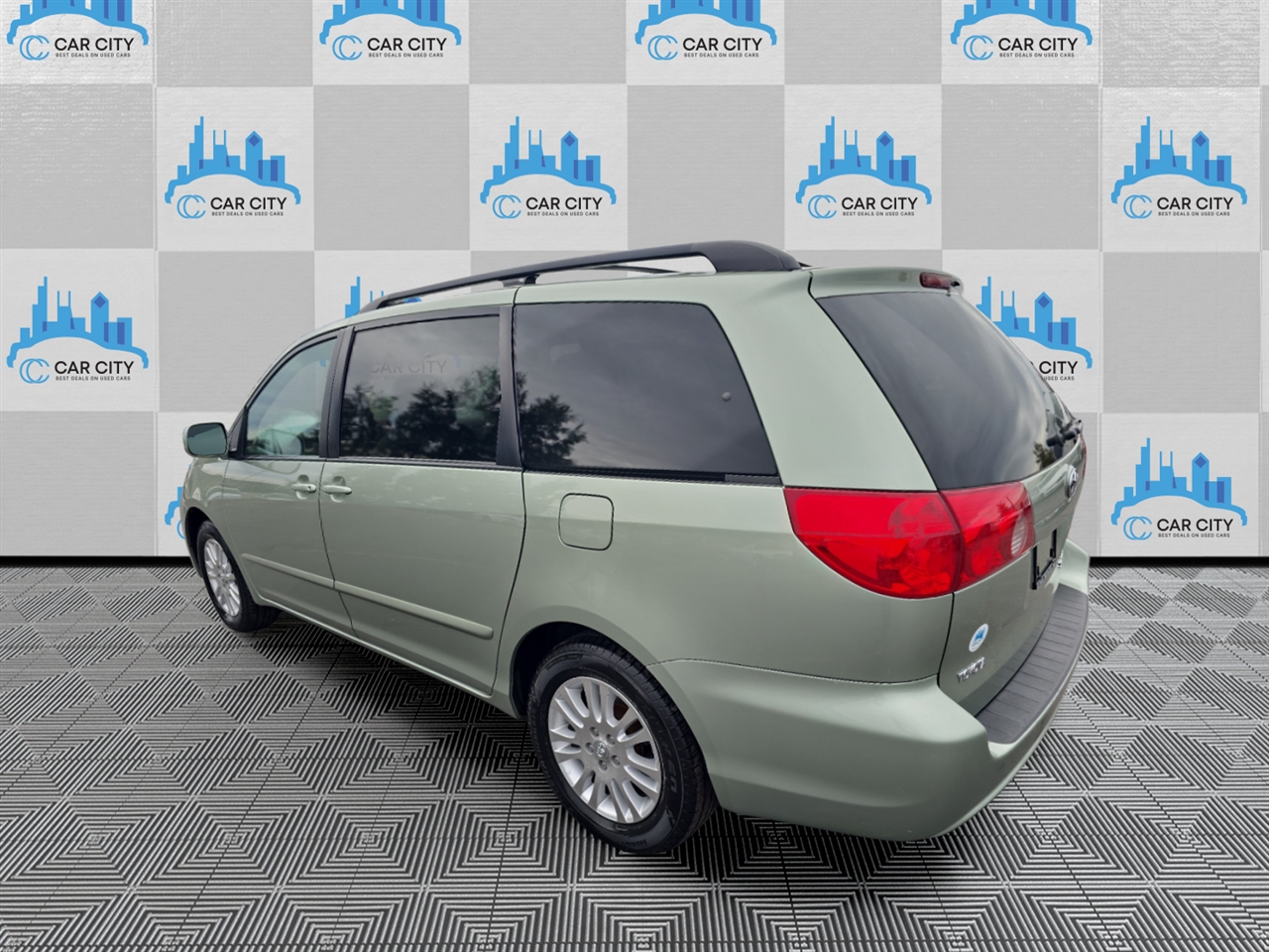 Toyota Sienna XLE FWD 2010