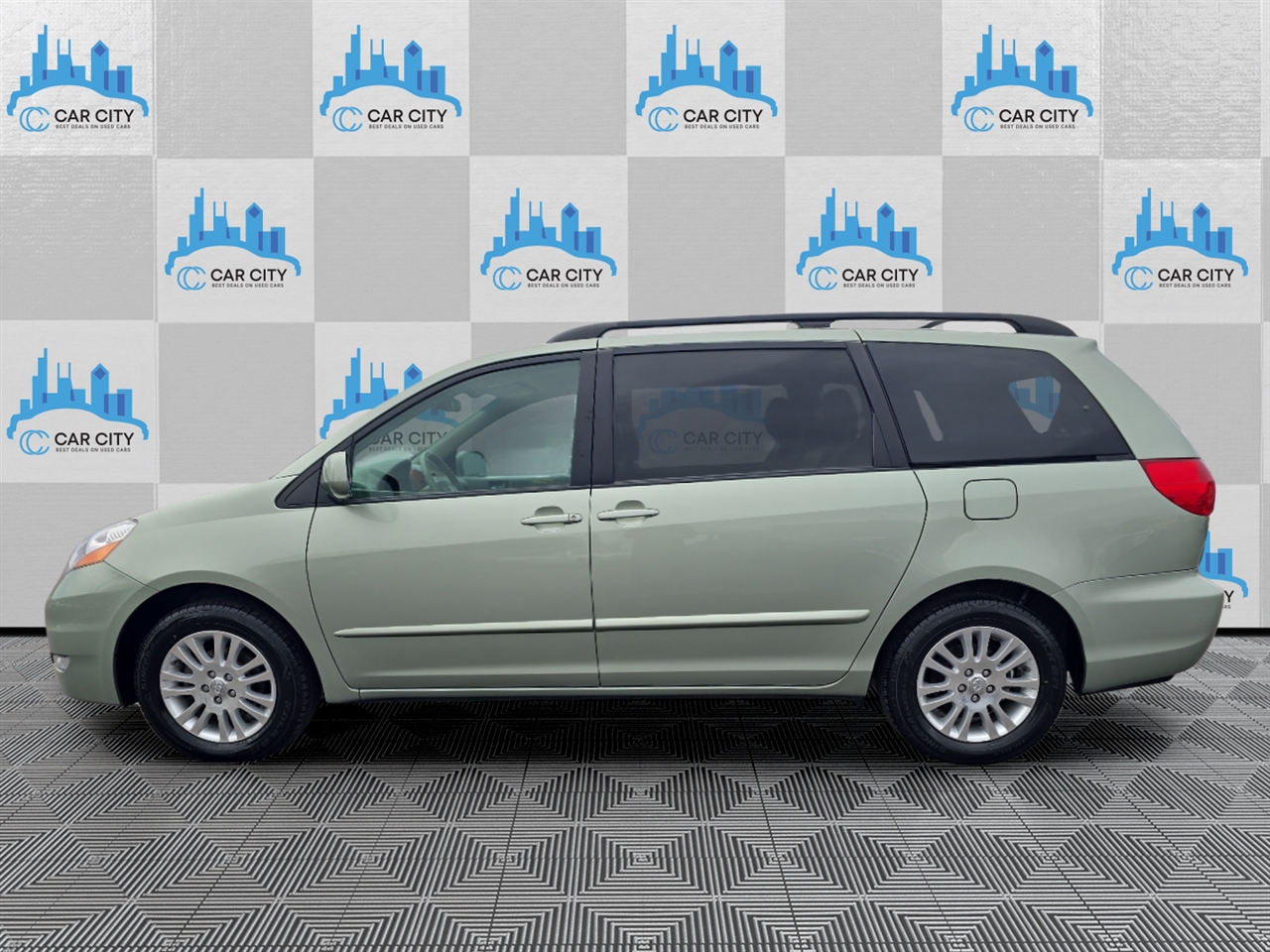 Toyota Sienna XLE FWD 2010