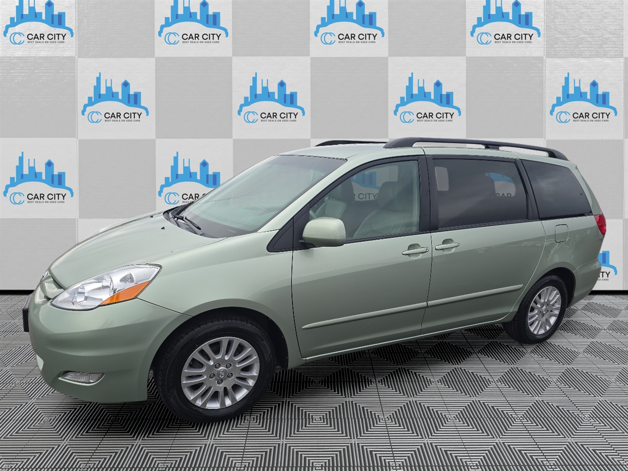 Toyota Sienna XLE FWD 2010