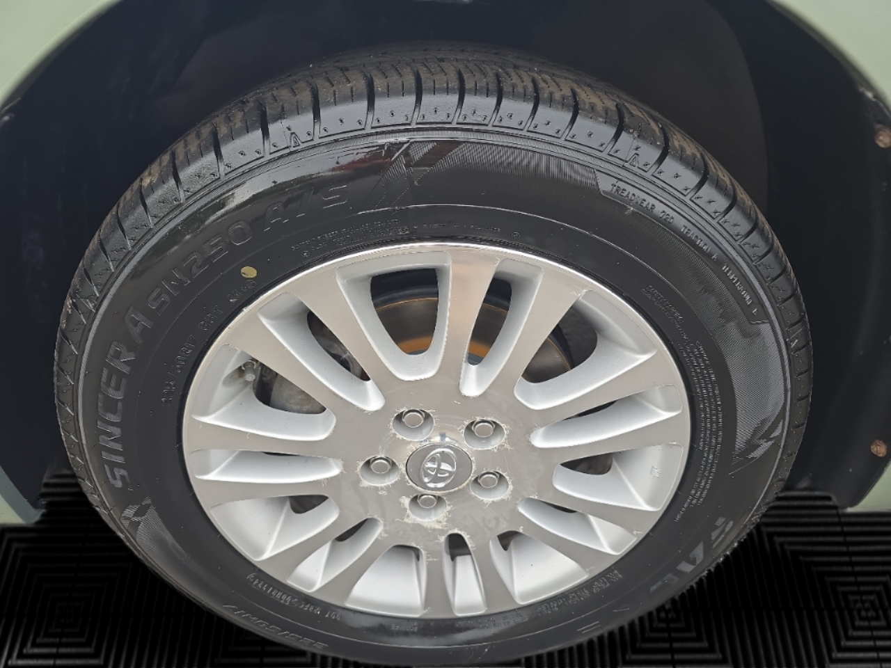 Toyota Sienna XLE FWD 2010