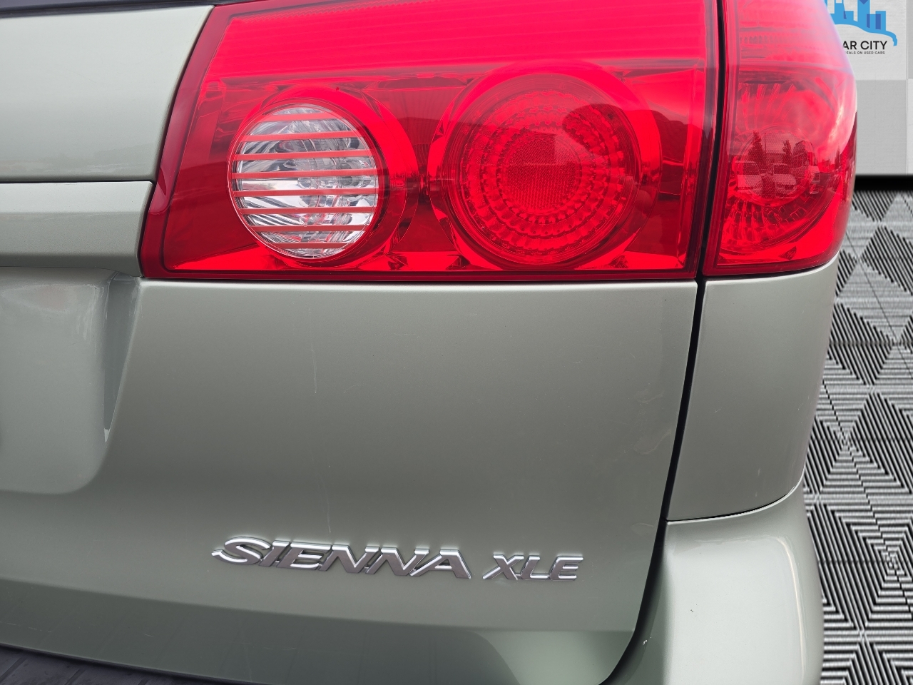 Toyota Sienna XLE FWD 2010