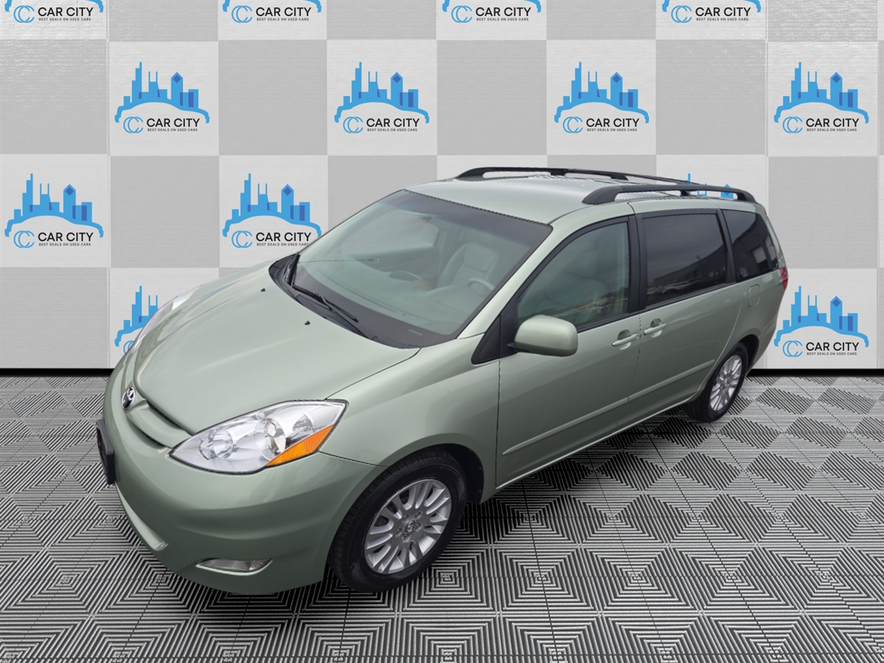 Toyota Sienna XLE FWD 2010