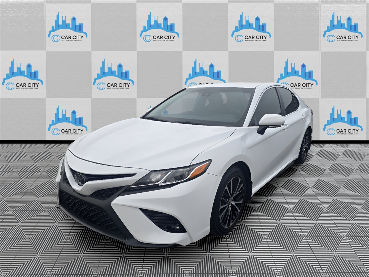 2020 Toyota Camry SE photo 2