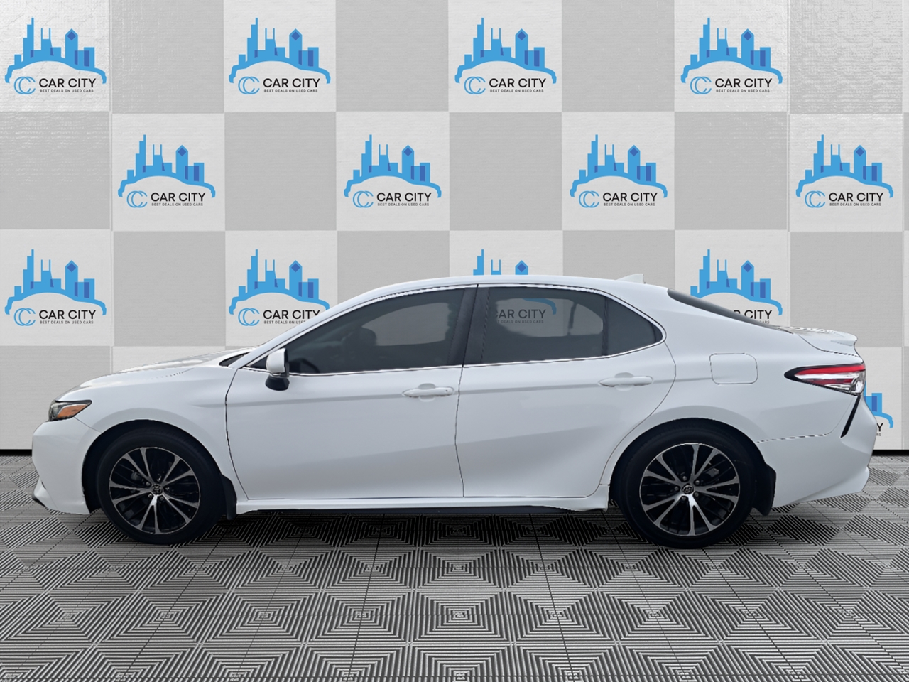 2020 Toyota Camry SE photo 3