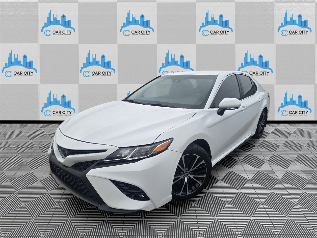 2020 Toyota Camry SE's photo