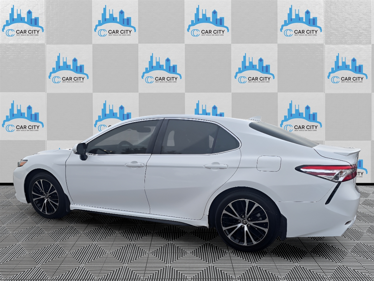 Toyota Camry SE 2020