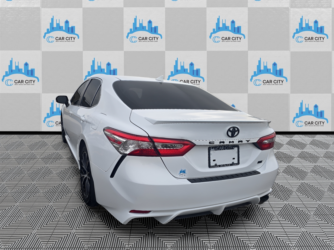 Toyota Camry SE 2020