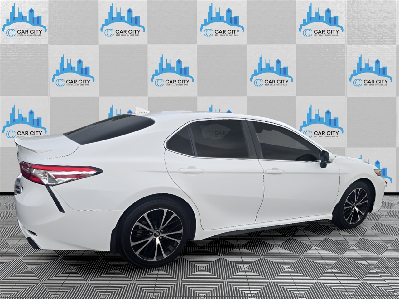 Toyota Camry SE 2020