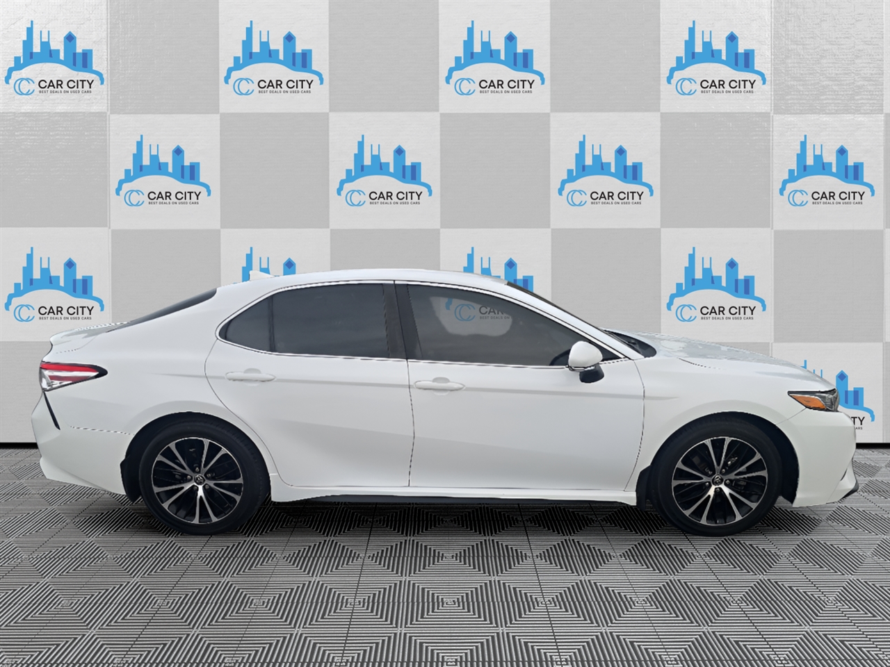 Toyota Camry SE 2020