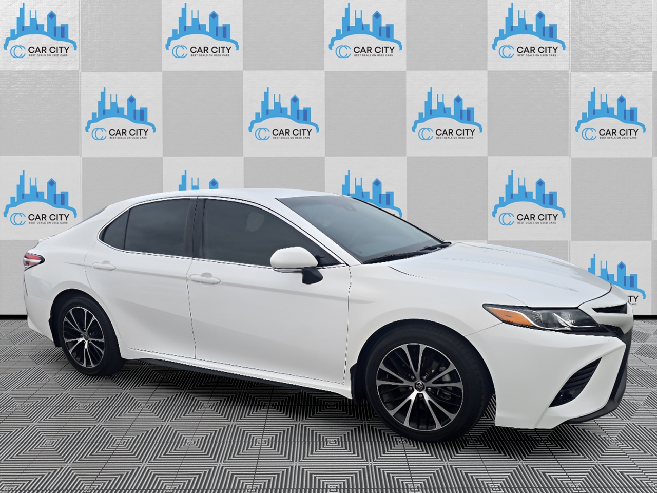 Toyota Camry SE 2020