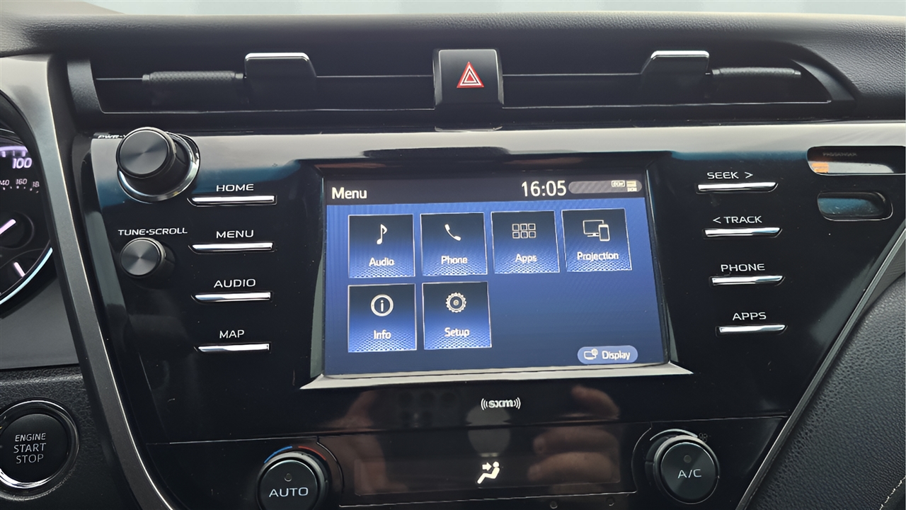 Toyota Camry SE 2020