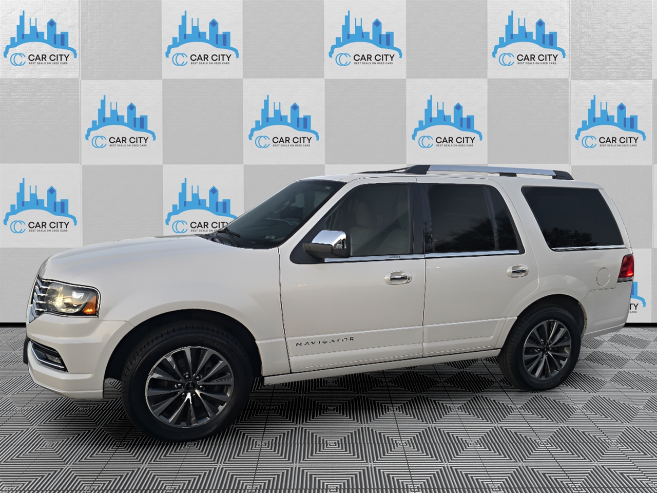 2017 Lincoln Navigator Select photo 2