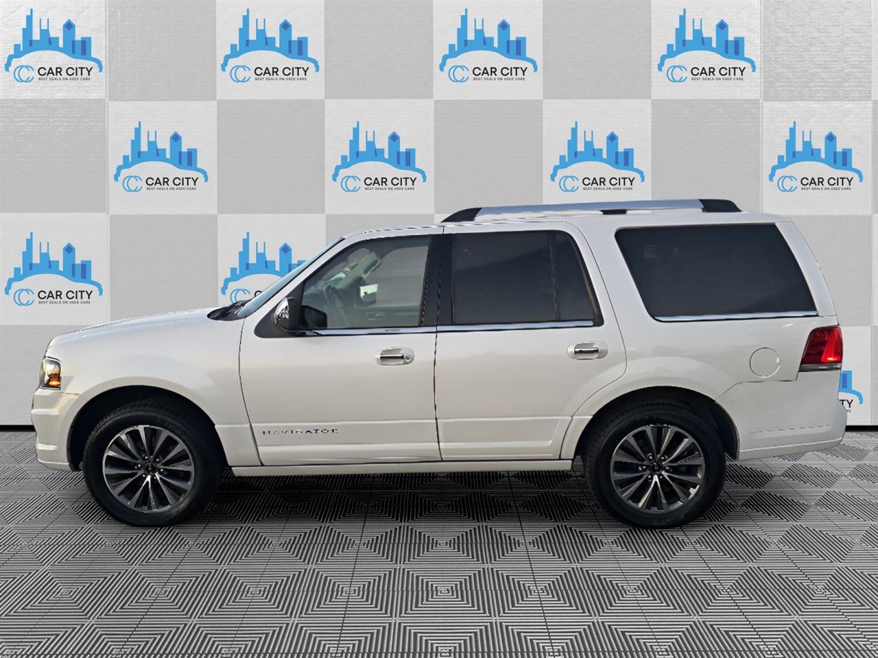 2017 Lincoln Navigator Select photo 3