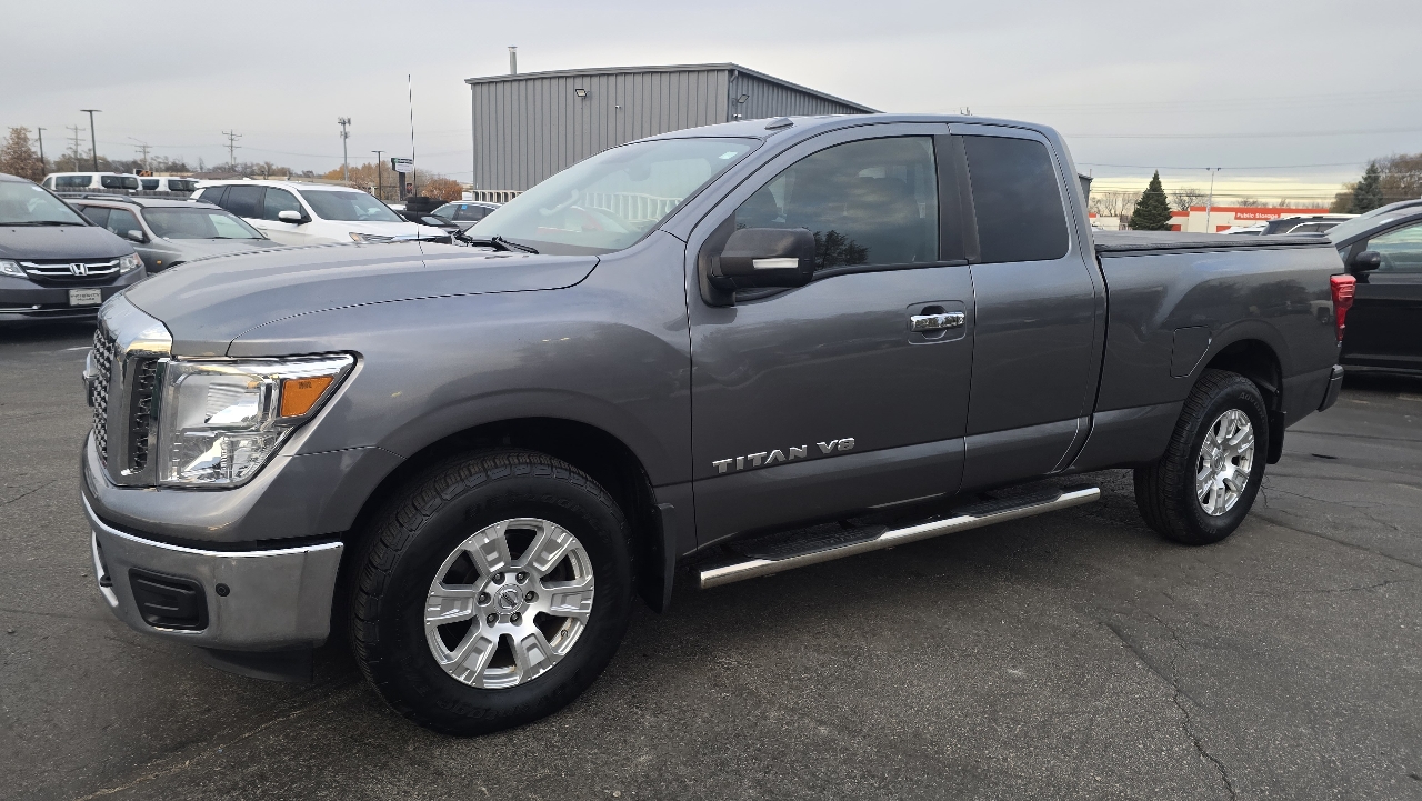 2018 Nissan Titan SV King Cab photo 2