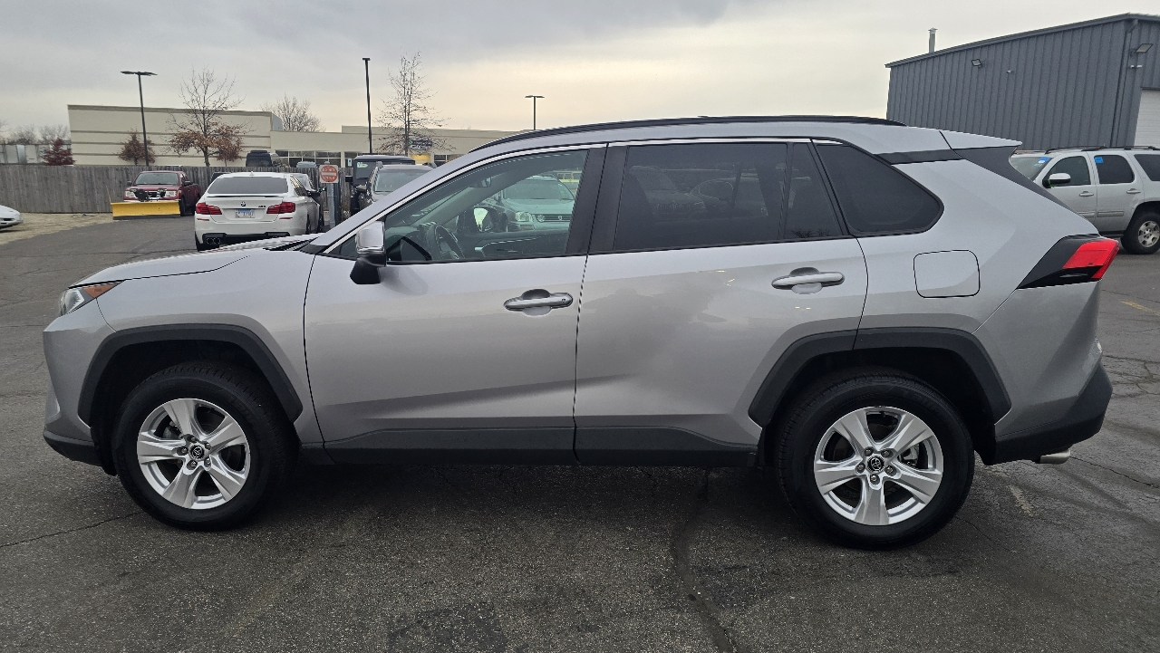 2020 Toyota RAV4 XLE photo 2