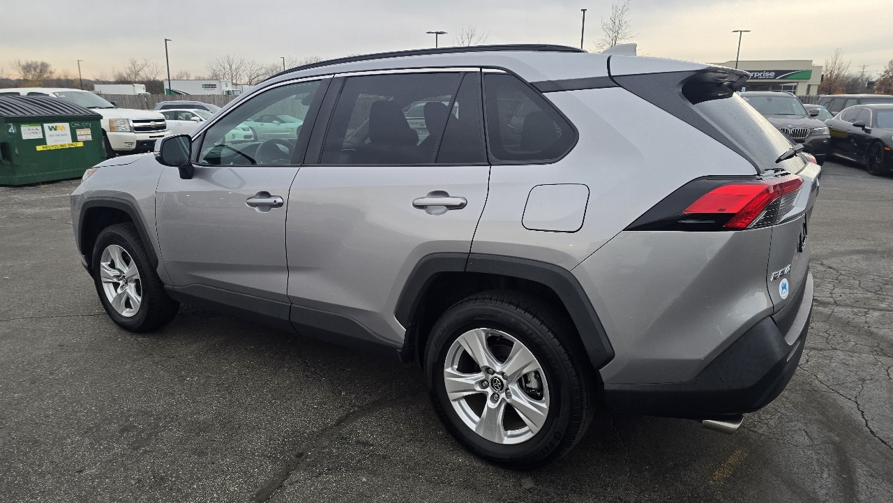 2020 Toyota RAV4 XLE photo 3