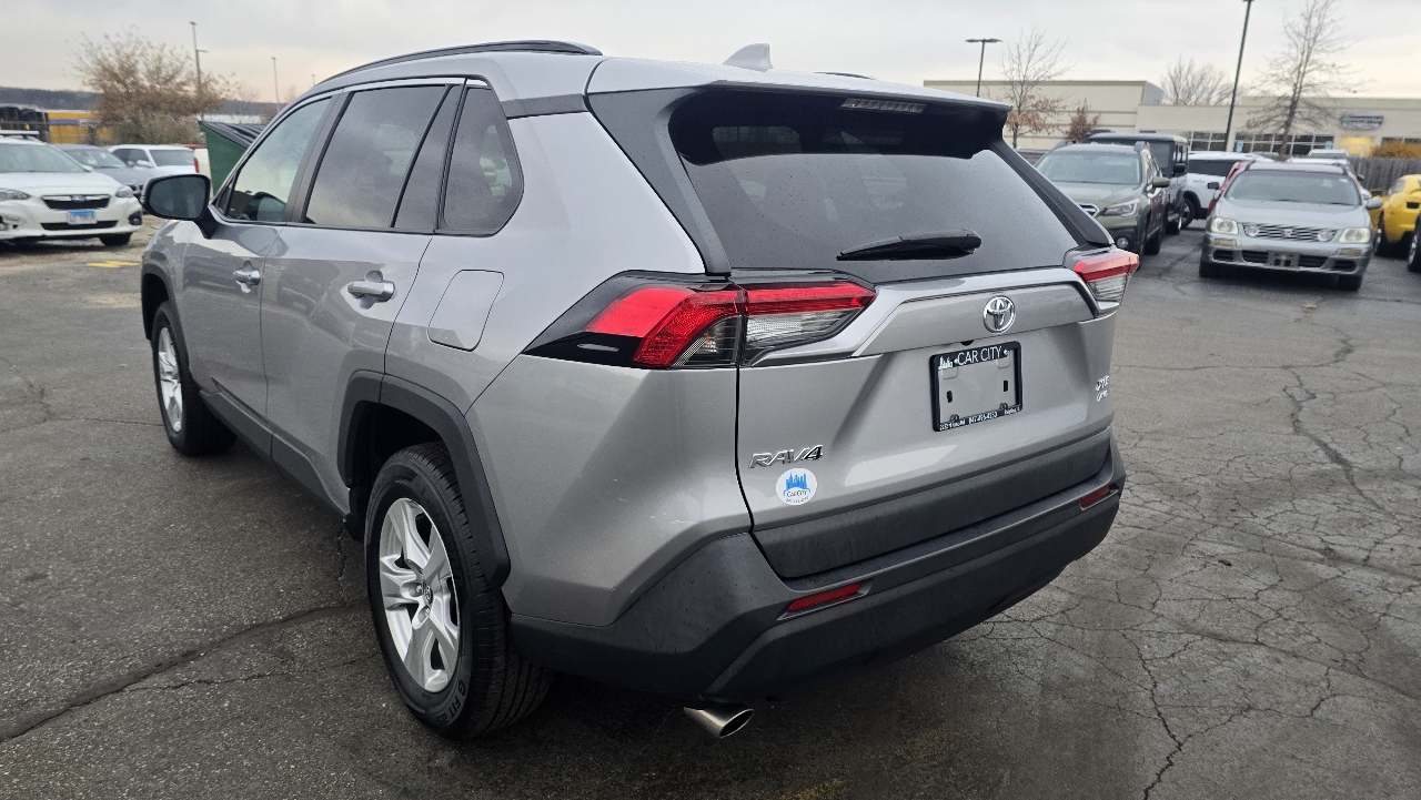 2020 Toyota RAV4 XLE photo 4