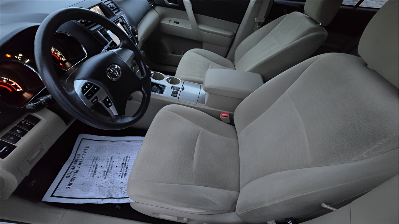 Toyota Highlander Base 4WD 2013