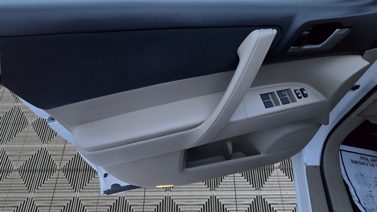 Toyota Highlander Base 4WD 2013