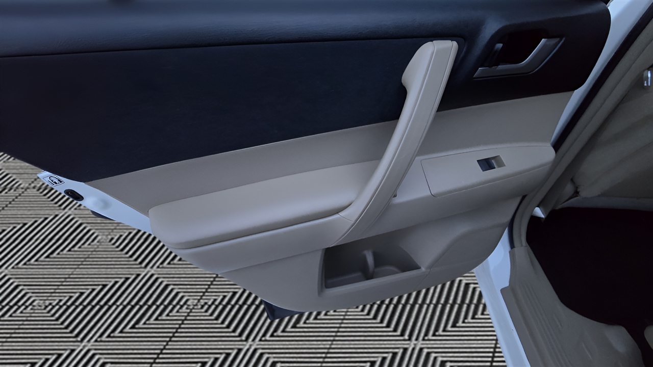 Toyota Highlander Base 4WD 2013