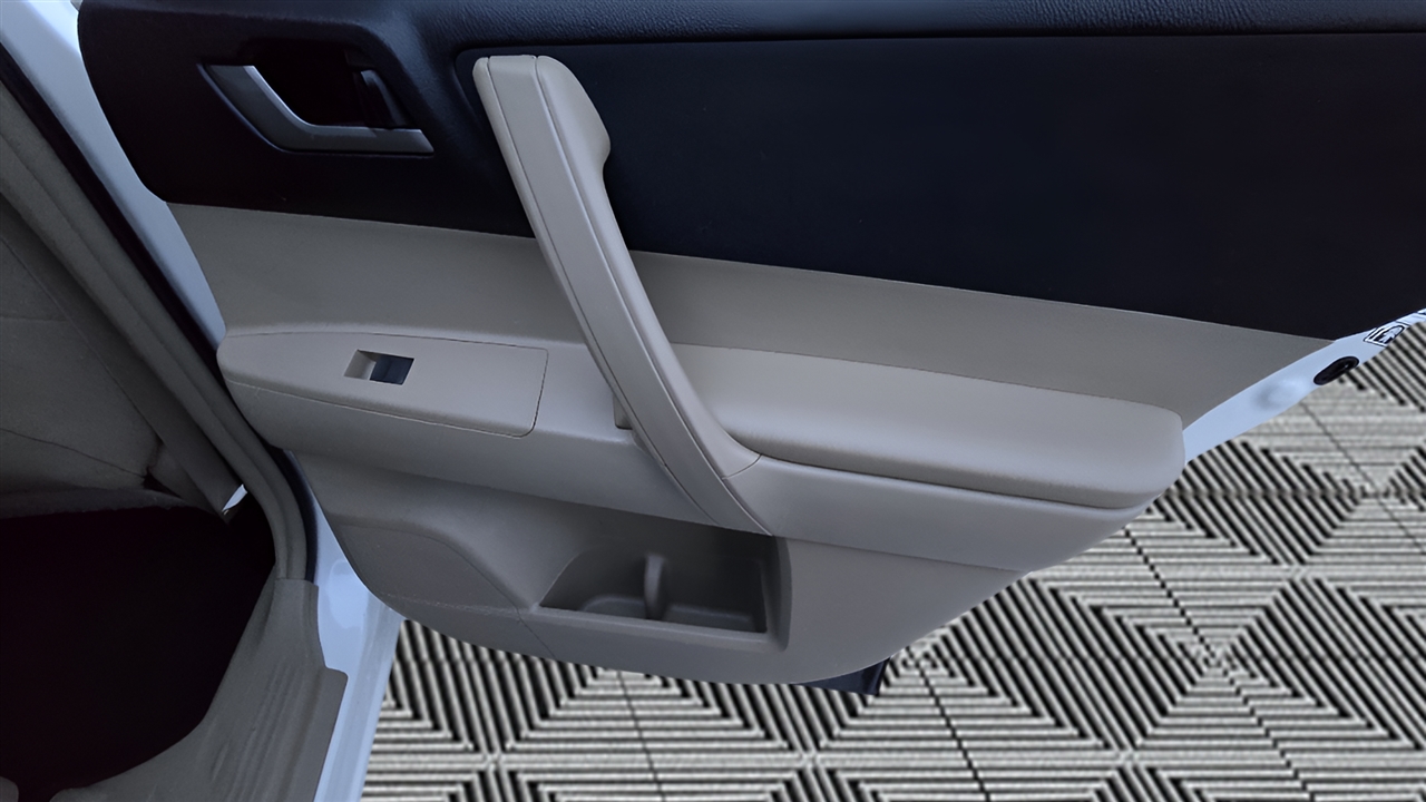 Toyota Highlander Base 4WD 2013