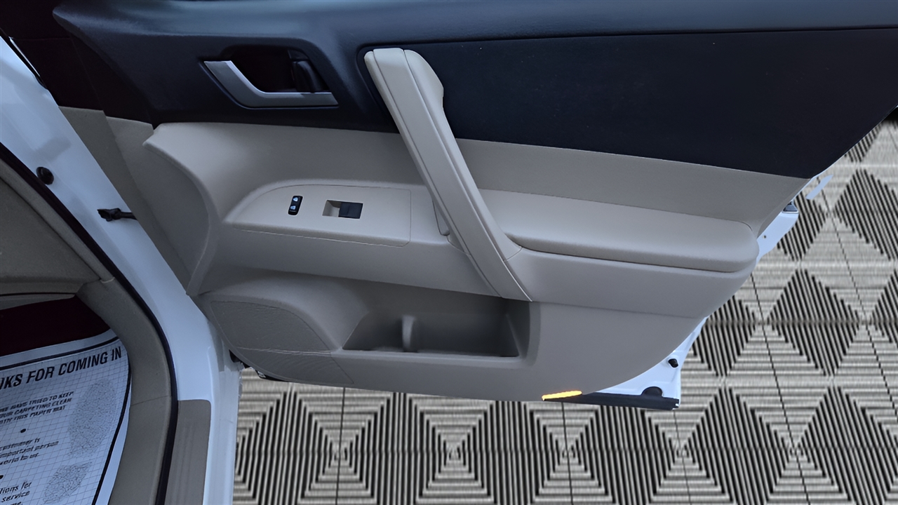 Toyota Highlander Base 4WD 2013