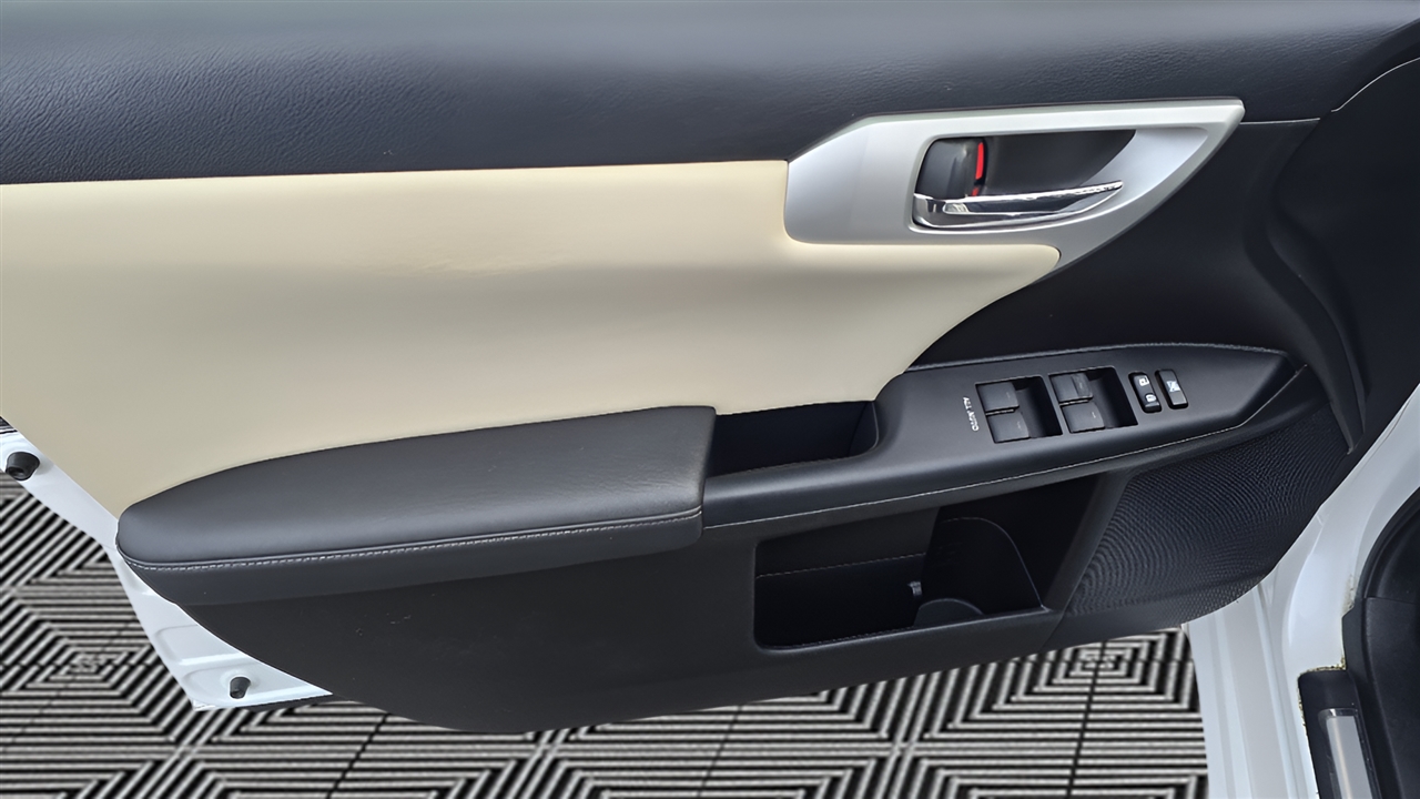 Lexus CT 200h Base 2011