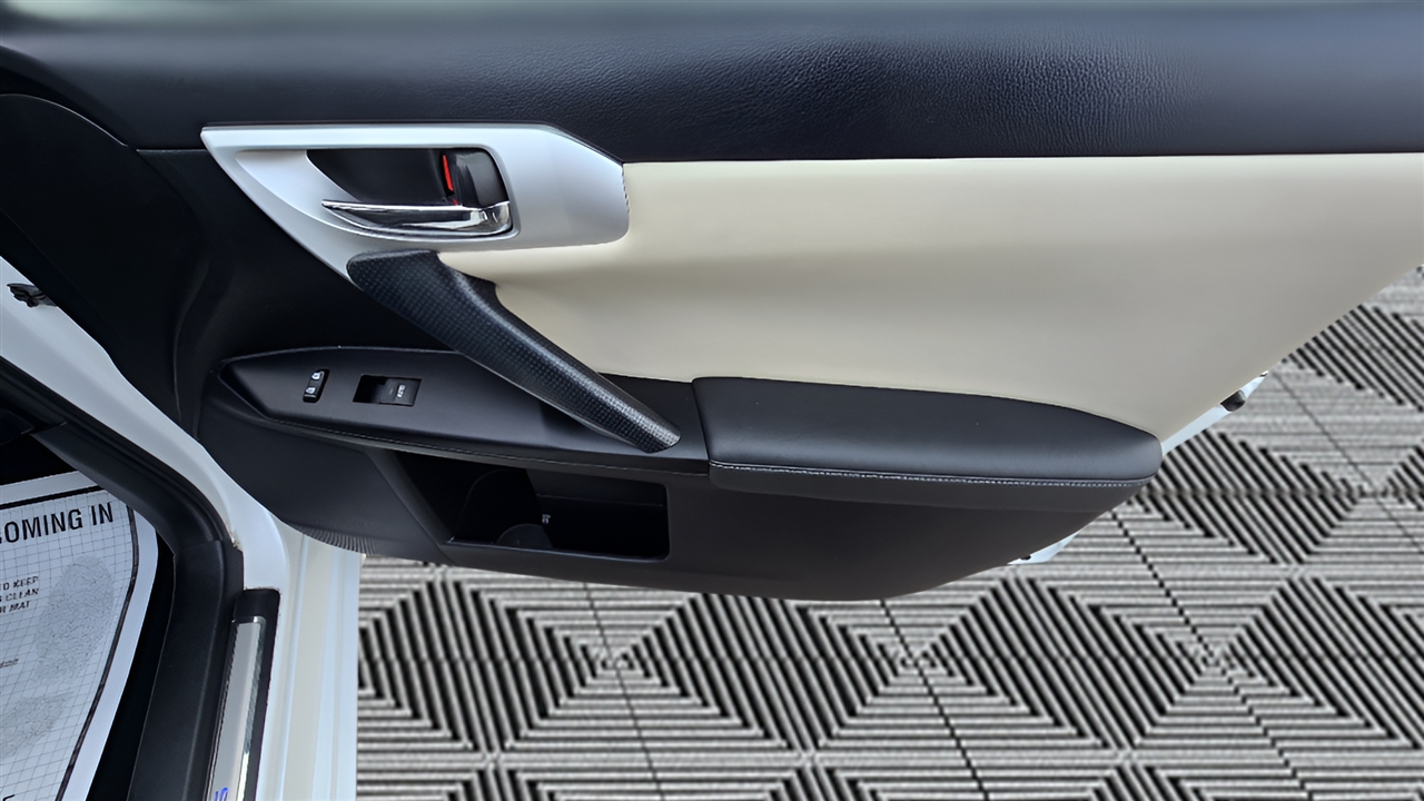 Lexus CT 200h Base 2011