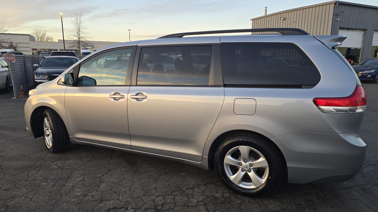 Toyota Sienna LE FWD 8-Passenger V6 2013