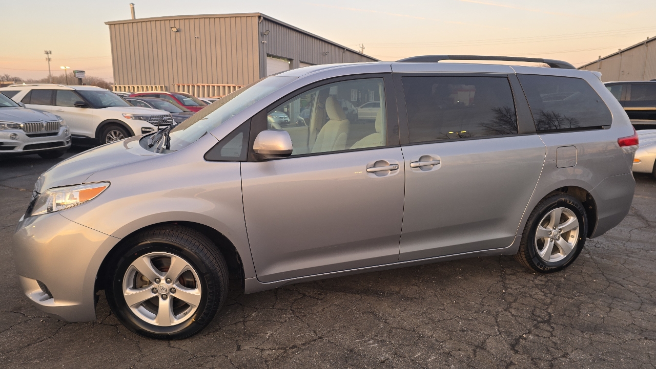 Toyota Sienna LE FWD 8-Passenger V6 2013