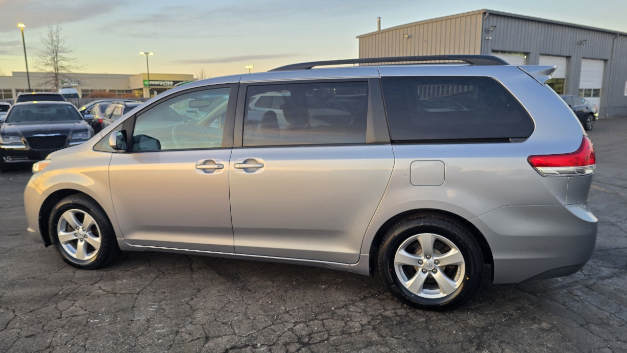 Toyota Sienna LE FWD 8-Passenger V6 2013