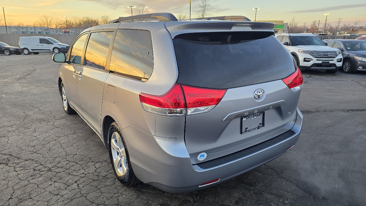 Toyota Sienna LE FWD 8-Passenger V6 2013