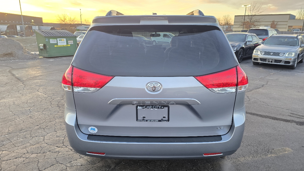 Toyota Sienna LE FWD 8-Passenger V6 2013