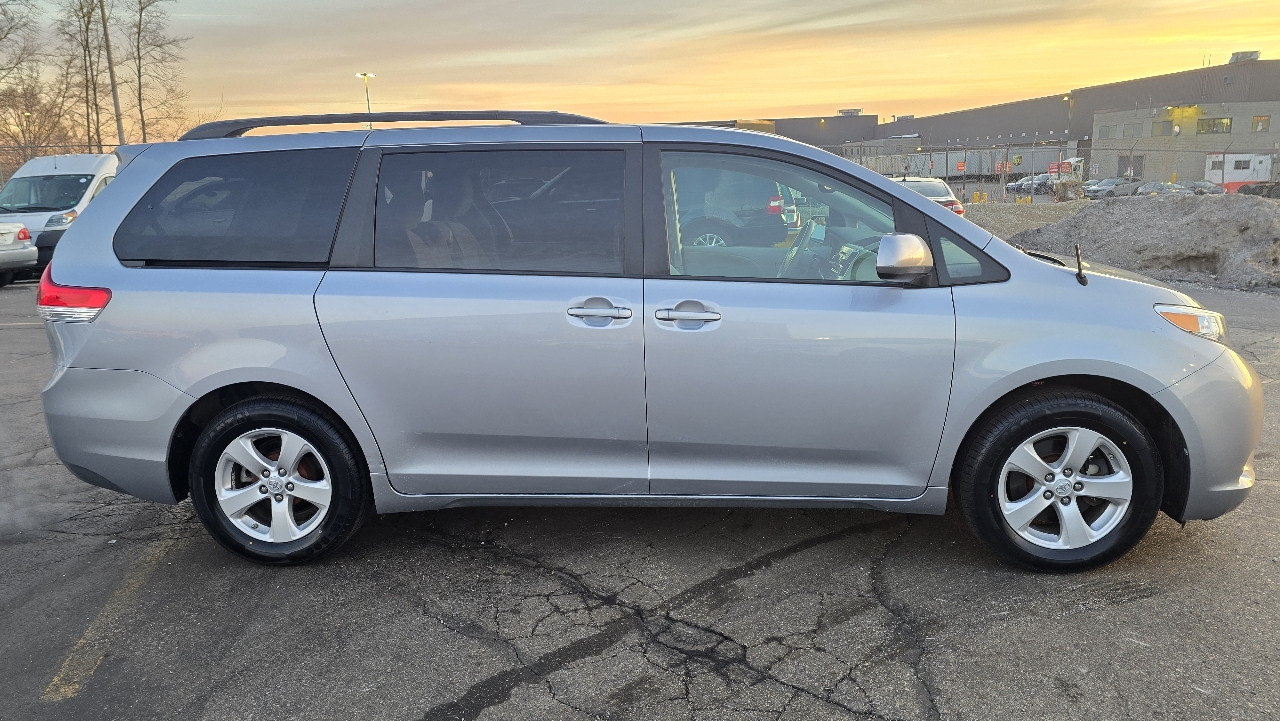 Toyota Sienna LE FWD 8-Passenger V6 2013