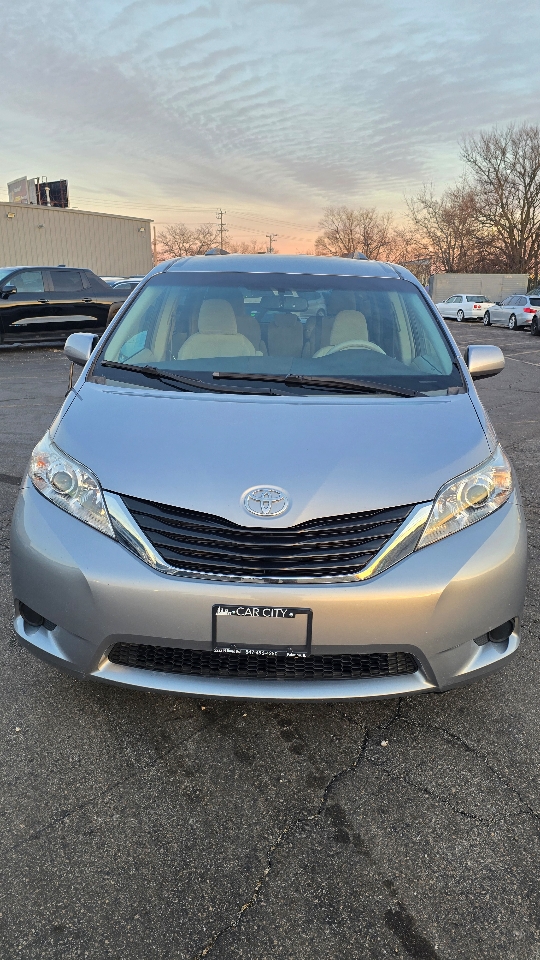 Toyota Sienna LE FWD 8-Passenger V6 2013