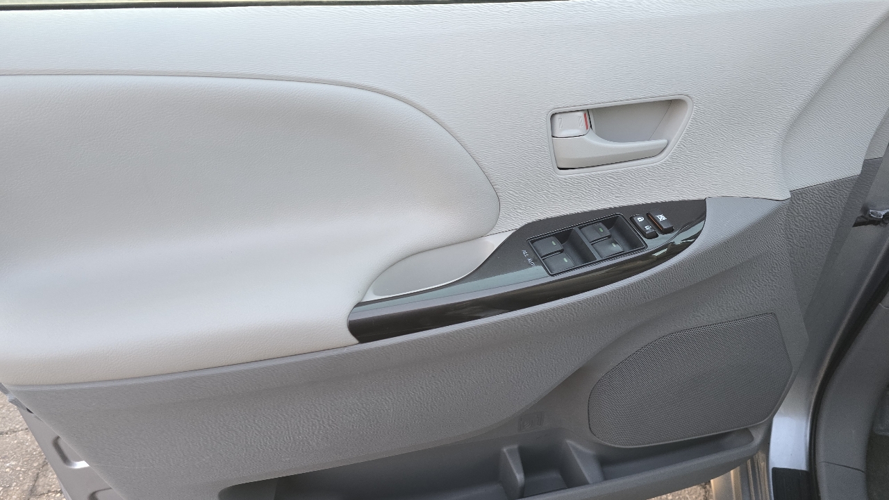 Toyota Sienna LE FWD 8-Passenger V6 2013