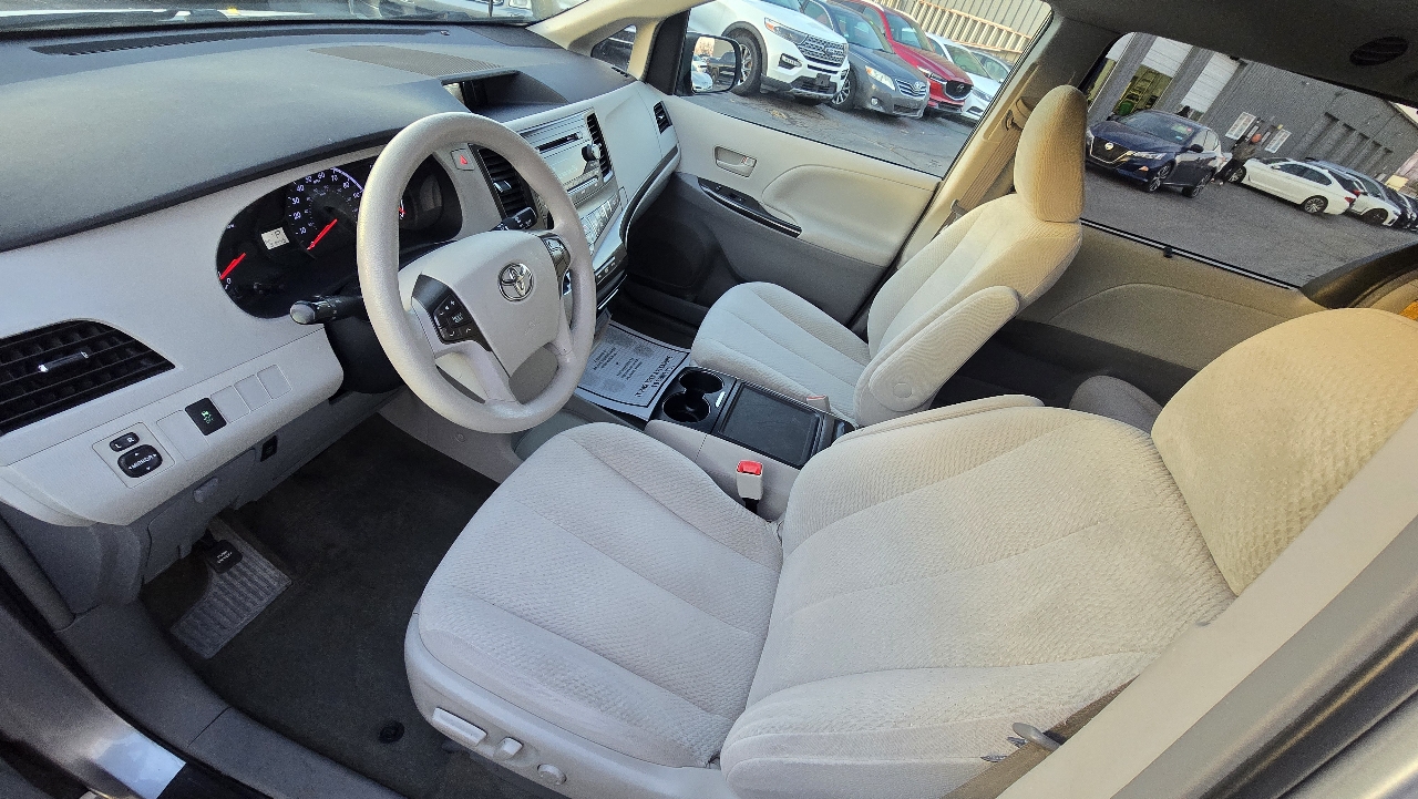 Toyota Sienna LE FWD 8-Passenger V6 2013